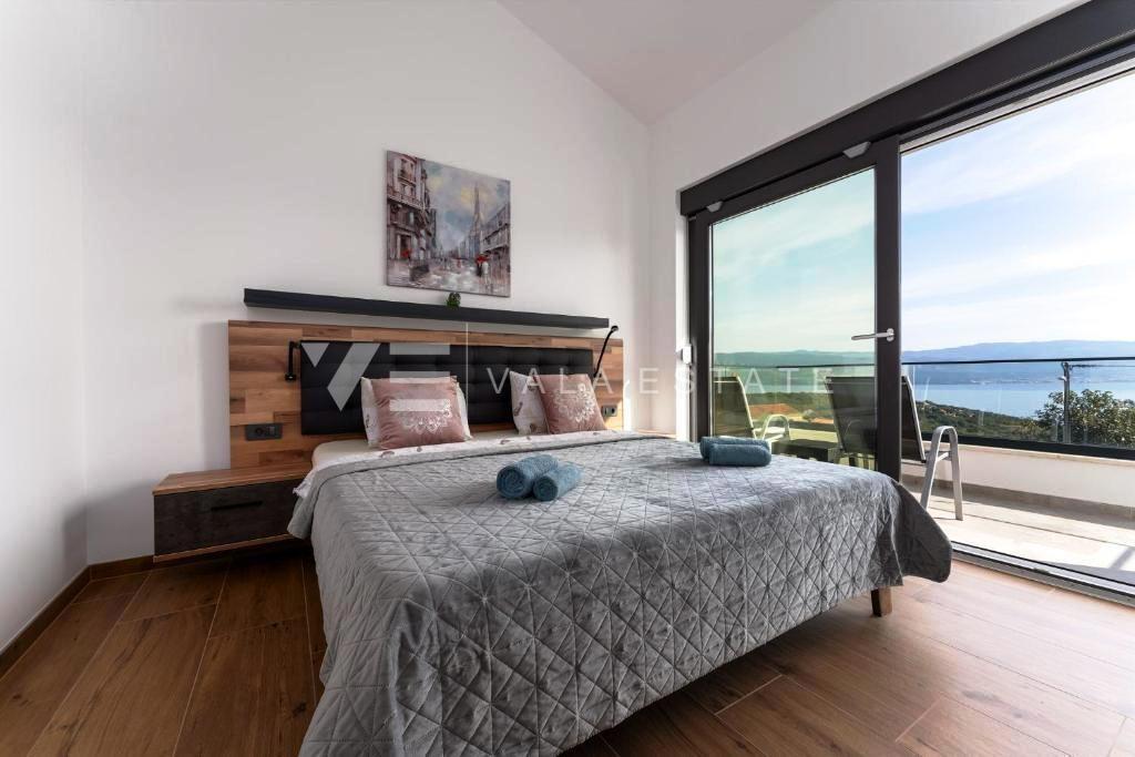 CASA MODERNA CON DUE APPARTAMENTI SU DUE PIANI E VISTA MARE