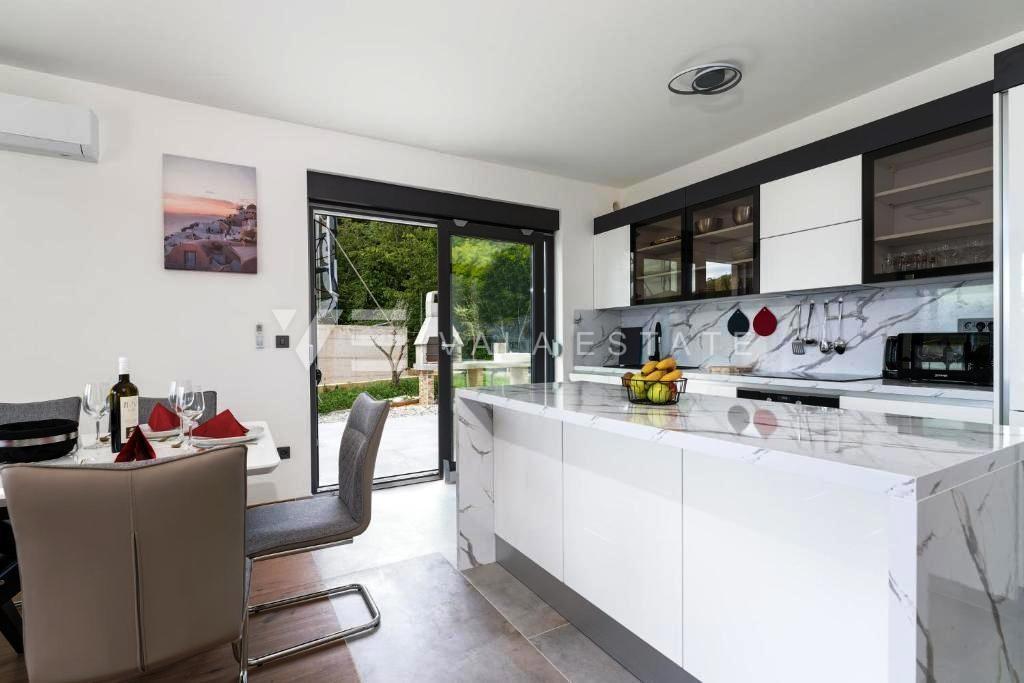 CASA MODERNA CON DUE APPARTAMENTI SU DUE PIANI E VISTA MARE