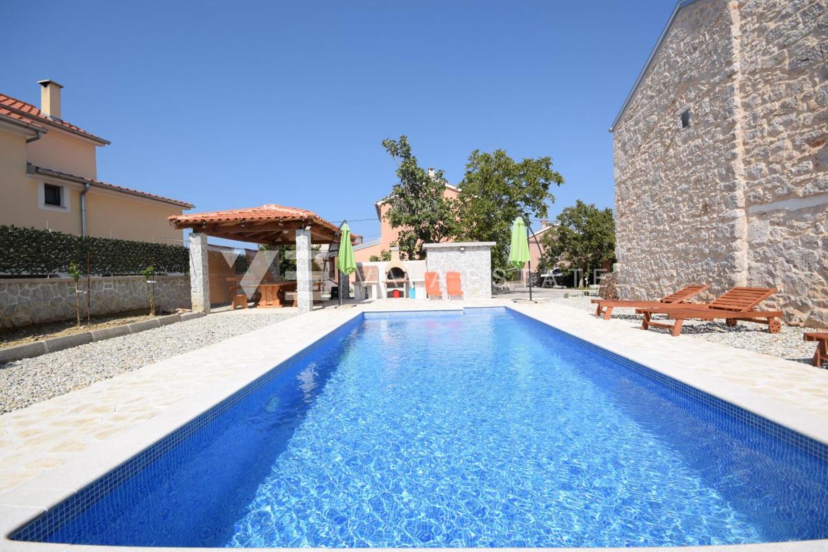 CASA BIFAMILIARE IN PIETRA CON PISCINA E GRANDE GIARDINO