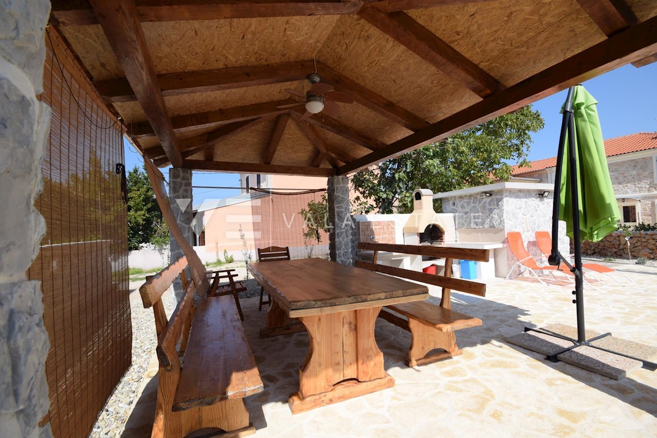 CASA BIFAMILIARE IN PIETRA CON PISCINA E GRANDE GIARDINO