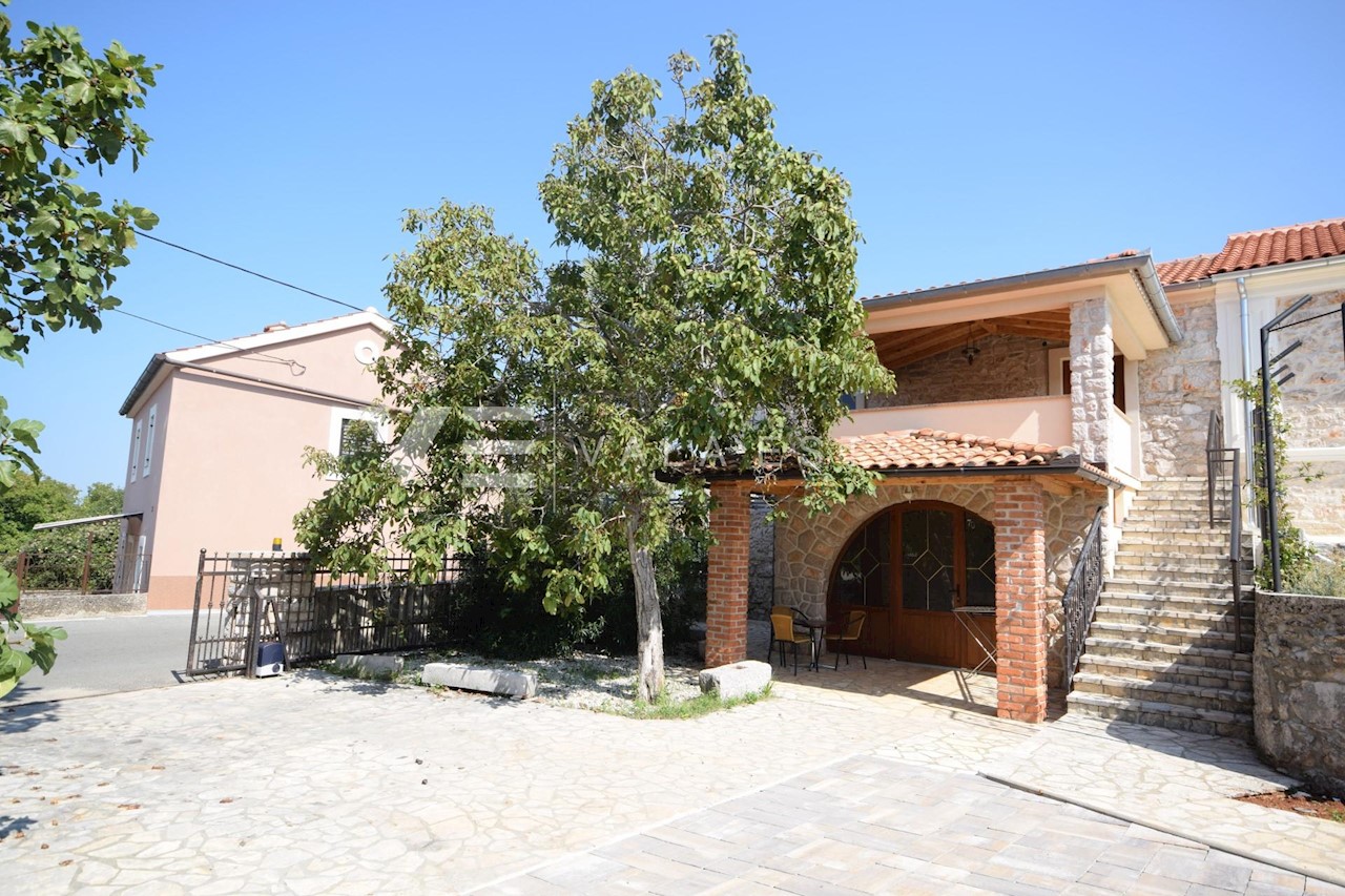 CASA BIFAMILIARE IN PIETRA CON PISCINA E GRANDE GIARDINO