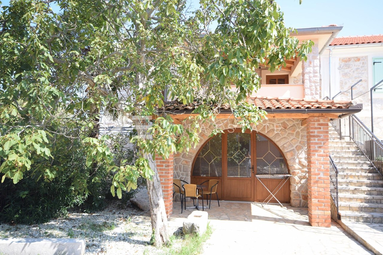 CASA BIFAMILIARE IN PIETRA CON PISCINA E GRANDE GIARDINO