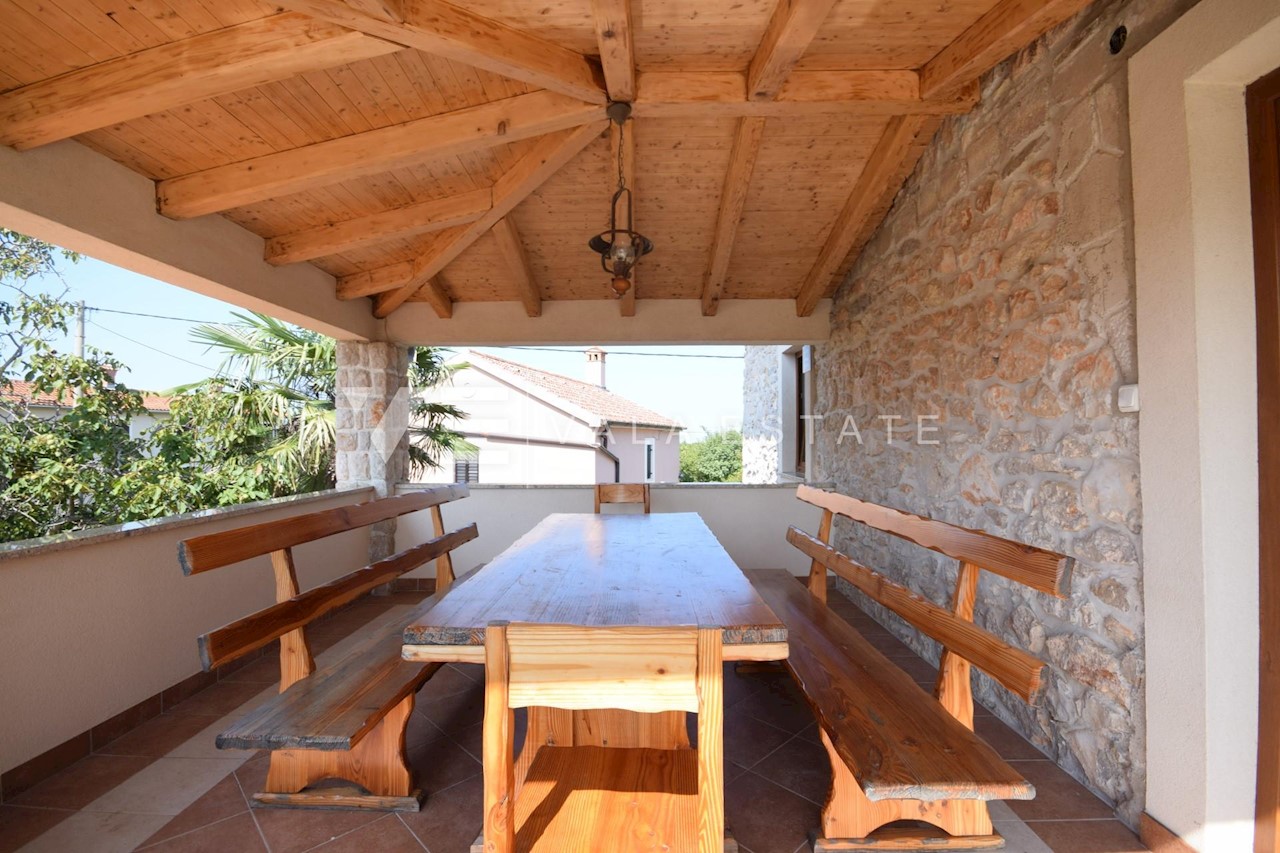 CASA BIFAMILIARE IN PIETRA CON PISCINA E GRANDE GIARDINO