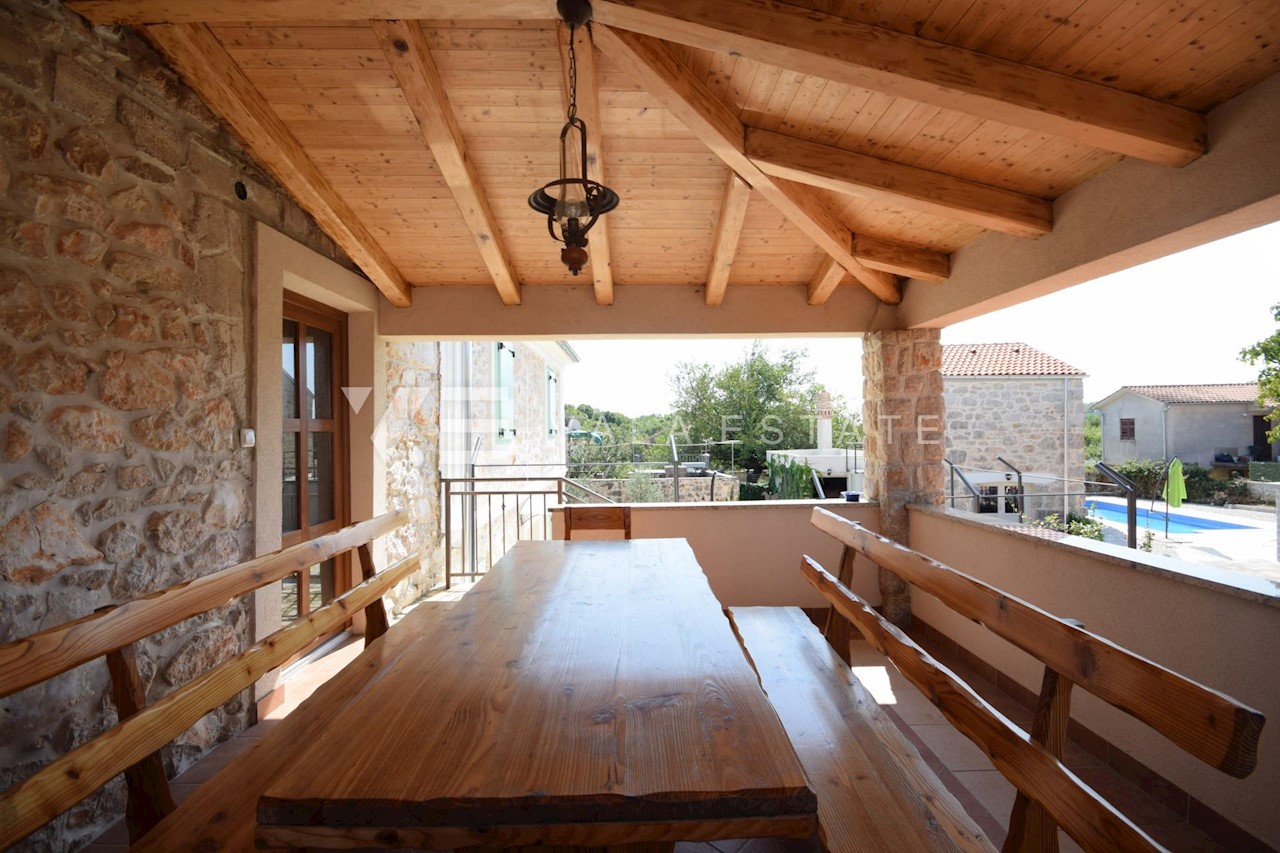 CASA BIFAMILIARE IN PIETRA CON PISCINA E GRANDE GIARDINO