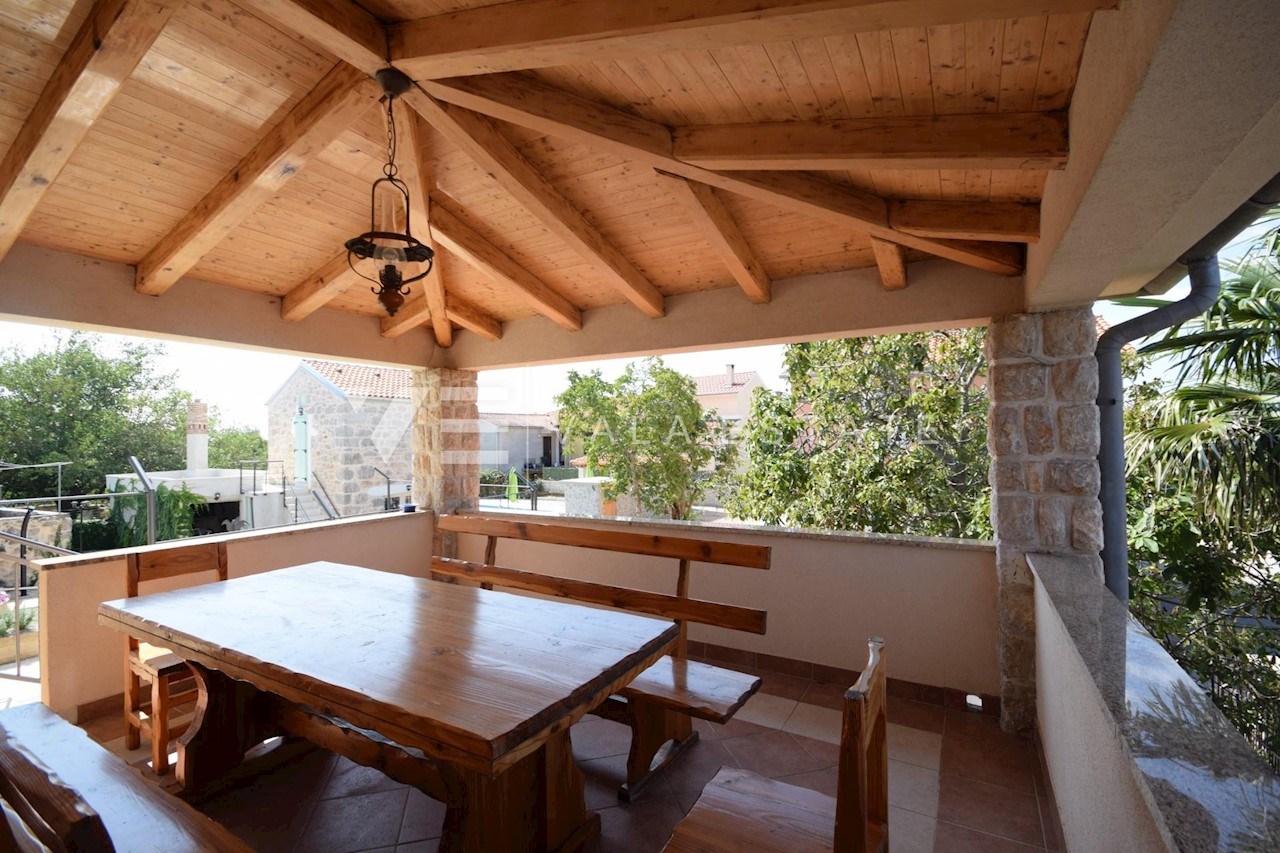 CASA BIFAMILIARE IN PIETRA CON PISCINA E GRANDE GIARDINO