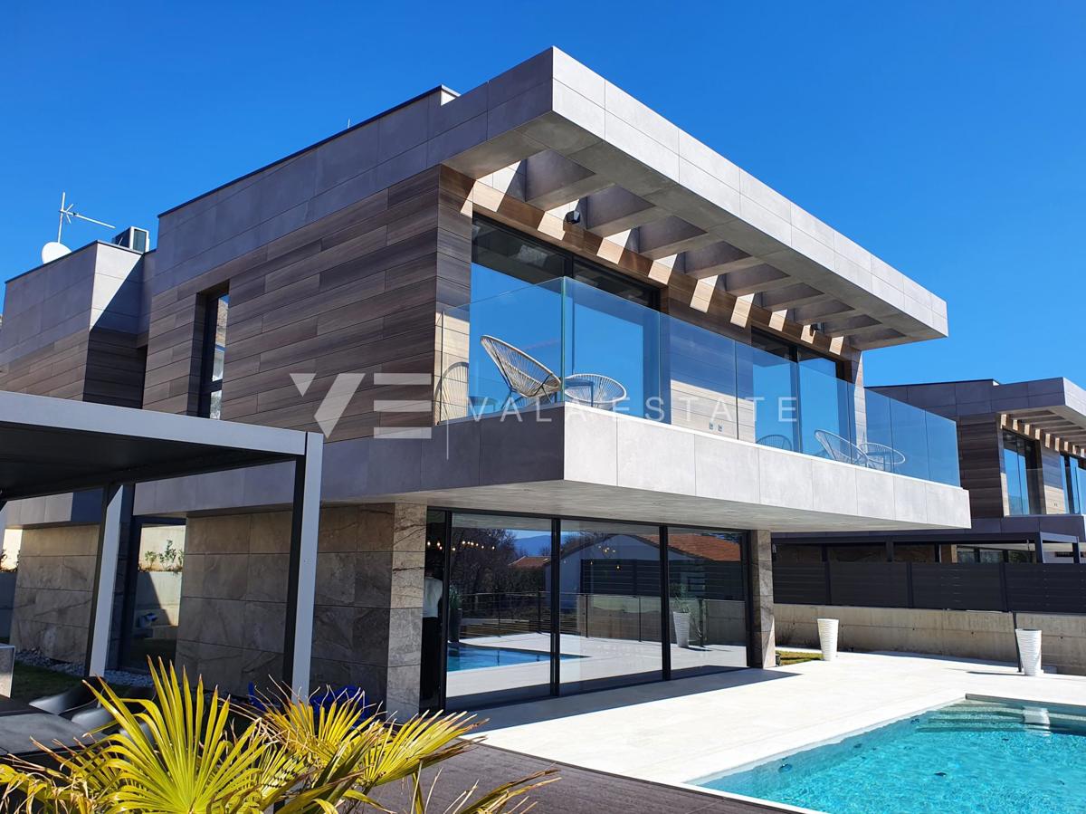 ESCLUSIVA VILLA DI DESIGN CON PISCINA