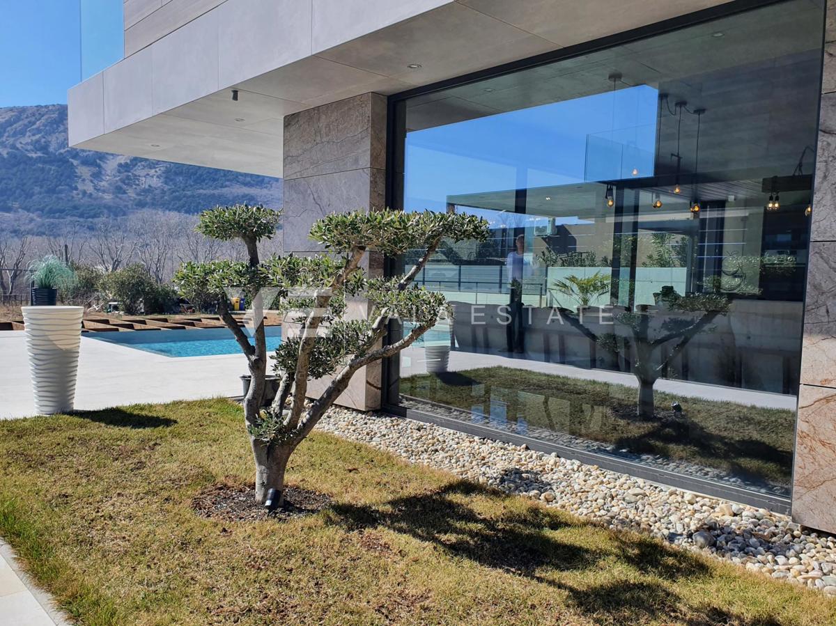 ESCLUSIVA VILLA DI DESIGN CON PISCINA