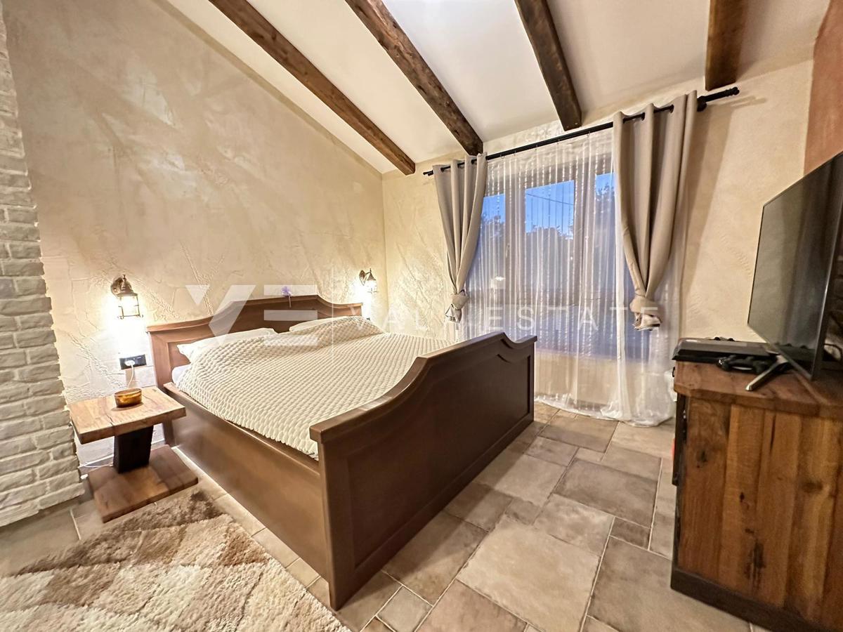 LUSSUOSA VILLA IN PIETRA CON PISCINA IN POSIZIONE TRANQUILLA