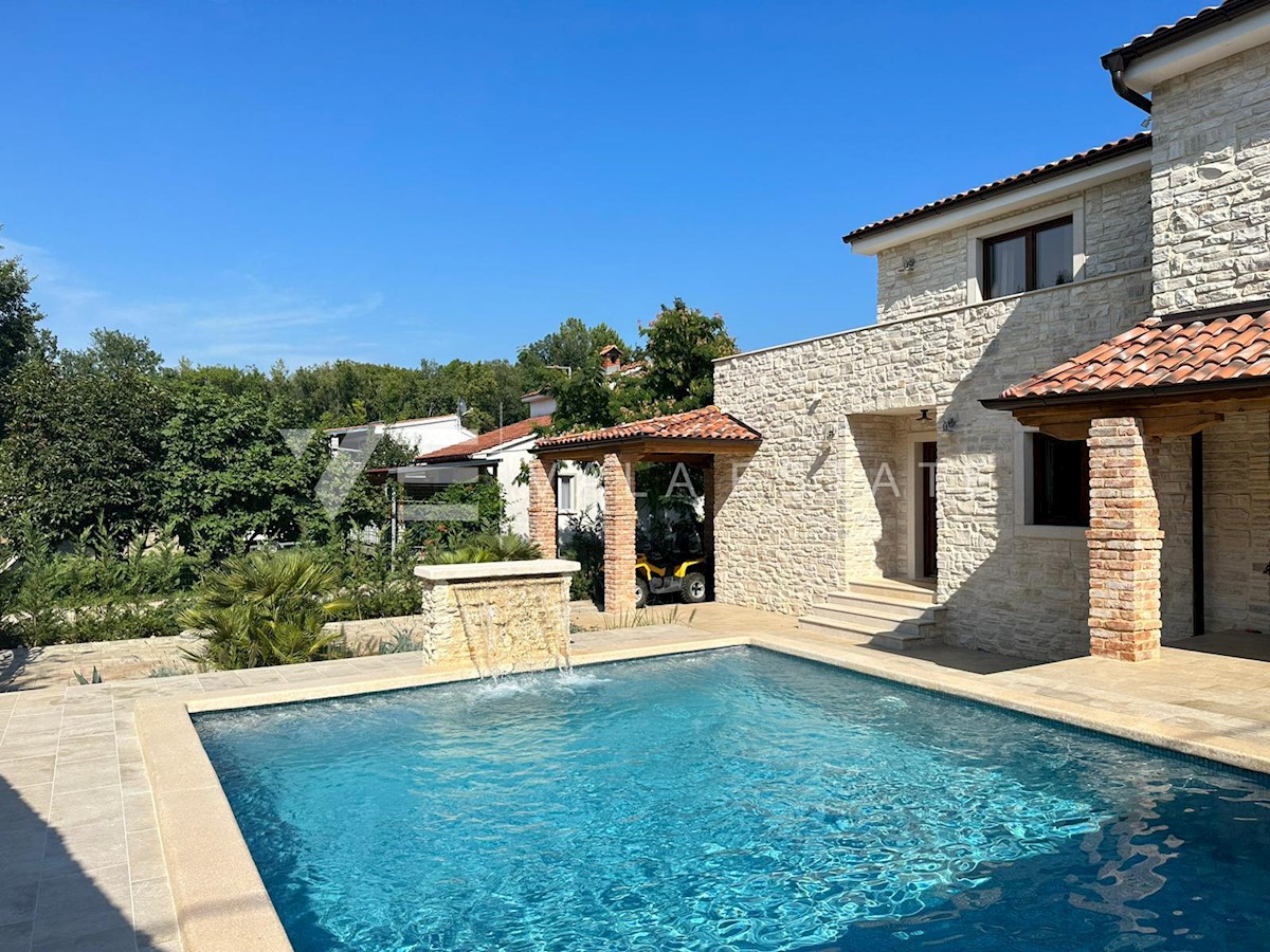 LUSSUOSA VILLA IN PIETRA CON PISCINA IN POSIZIONE TRANQUILLA