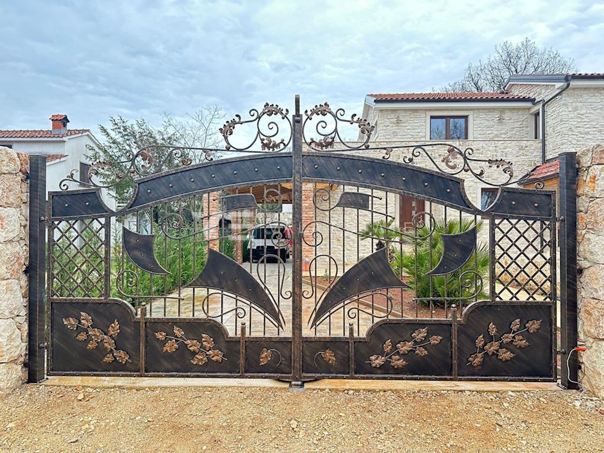 LUSSUOSA VILLA IN PIETRA CON PISCINA IN POSIZIONE TRANQUILLA