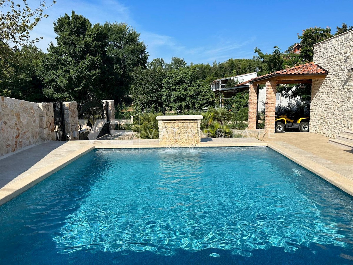 LUSSUOSA VILLA IN PIETRA CON PISCINA IN POSIZIONE TRANQUILLA