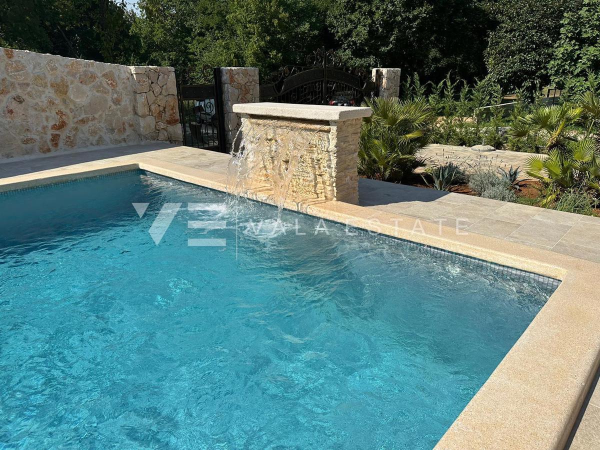 LUSSUOSA VILLA IN PIETRA CON PISCINA IN POSIZIONE TRANQUILLA