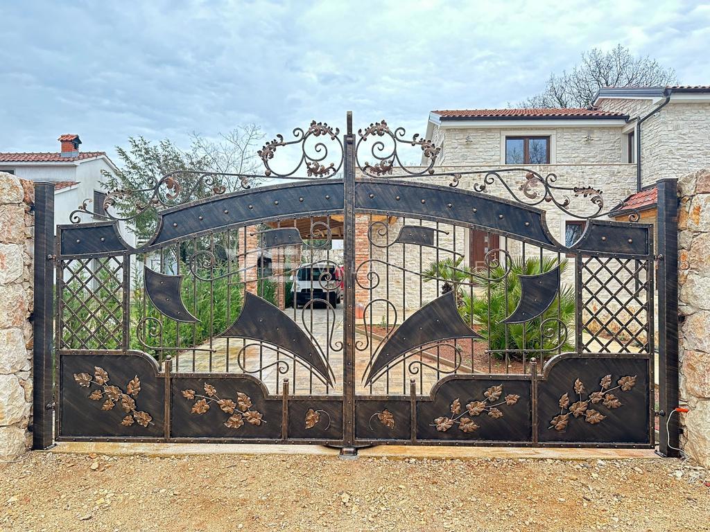 LUSSUOSA VILLA IN PIETRA CON PISCINA IN POSIZIONE TRANQUILLA