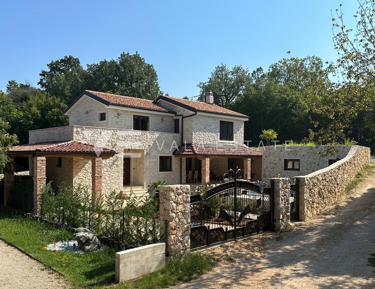 LUSSUOSA VILLA IN PIETRA CON PISCINA IN POSIZIONE TRANQUILLA