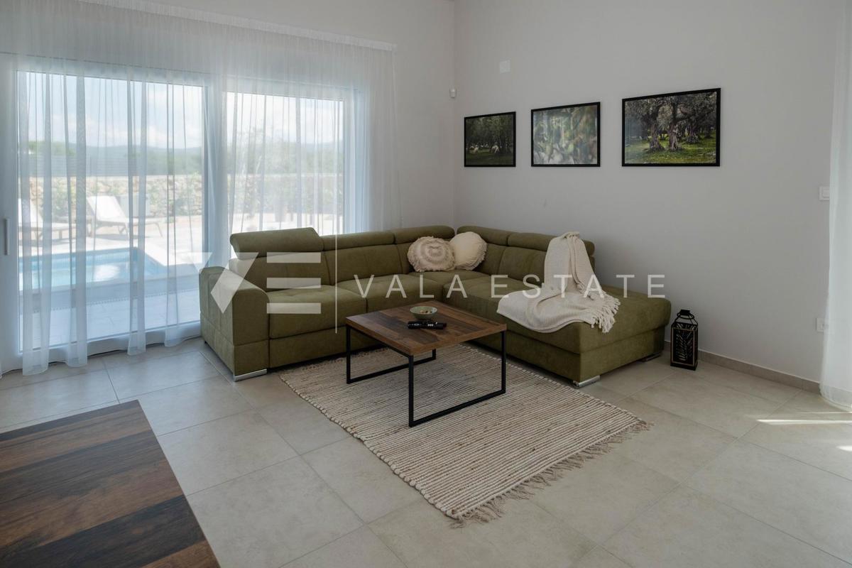 NUOVA VILLA MODERNA CON PISCINA IN AMBIENTE TRANQUILLO