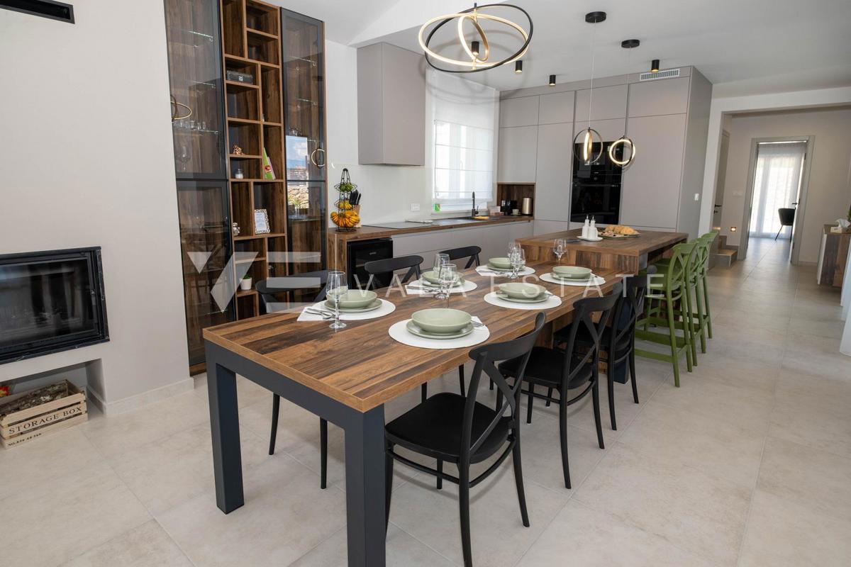 NUOVA VILLA MODERNA CON PISCINA IN AMBIENTE TRANQUILLO