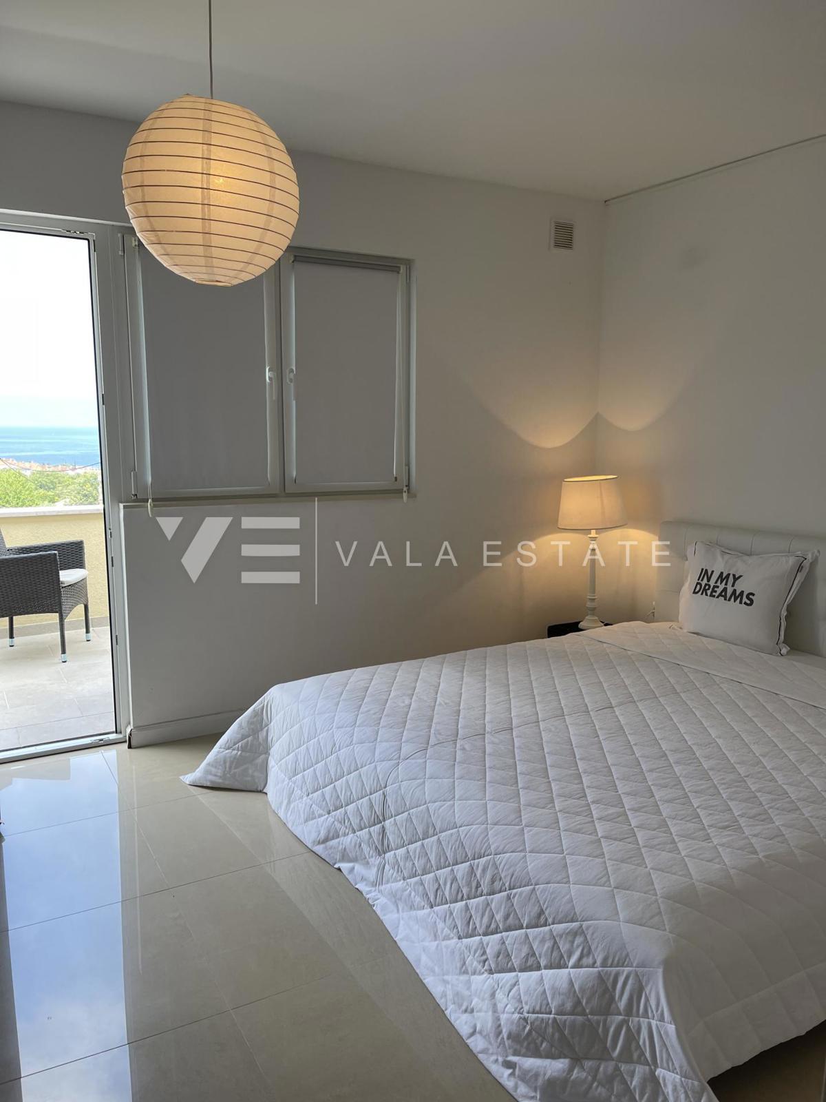 MODERNO BILOCALE CON VISTA MARE