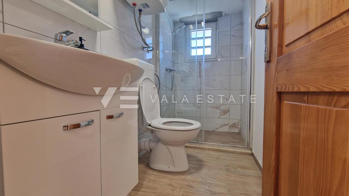 CASA A SCHIERA IN PIETRA RISTRUTTURATA CON DUE UNITA' RESIDENZIALI IN POSIZIONE TRANQUILLA