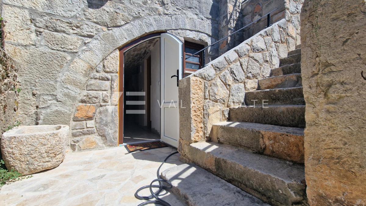 CASA A SCHIERA IN PIETRA RISTRUTTURATA CON DUE UNITA' RESIDENZIALI IN POSIZIONE TRANQUILLA