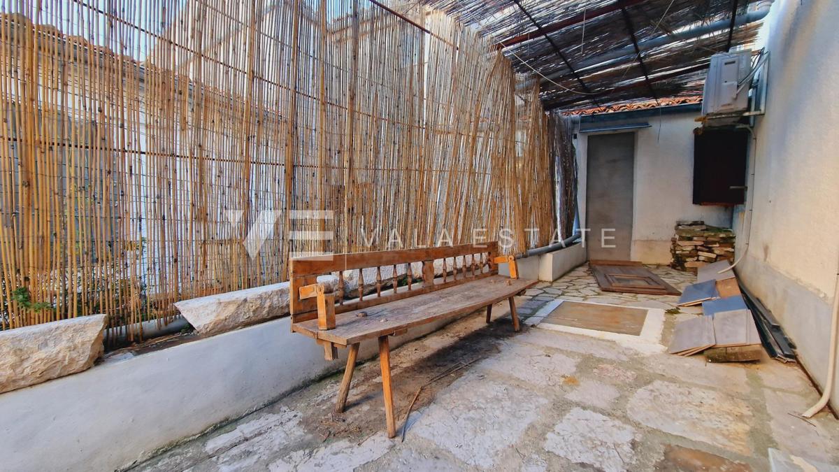 CASA IN PIETRA NEL CENTRO STORICO A SOLI 50 M DAL MARE