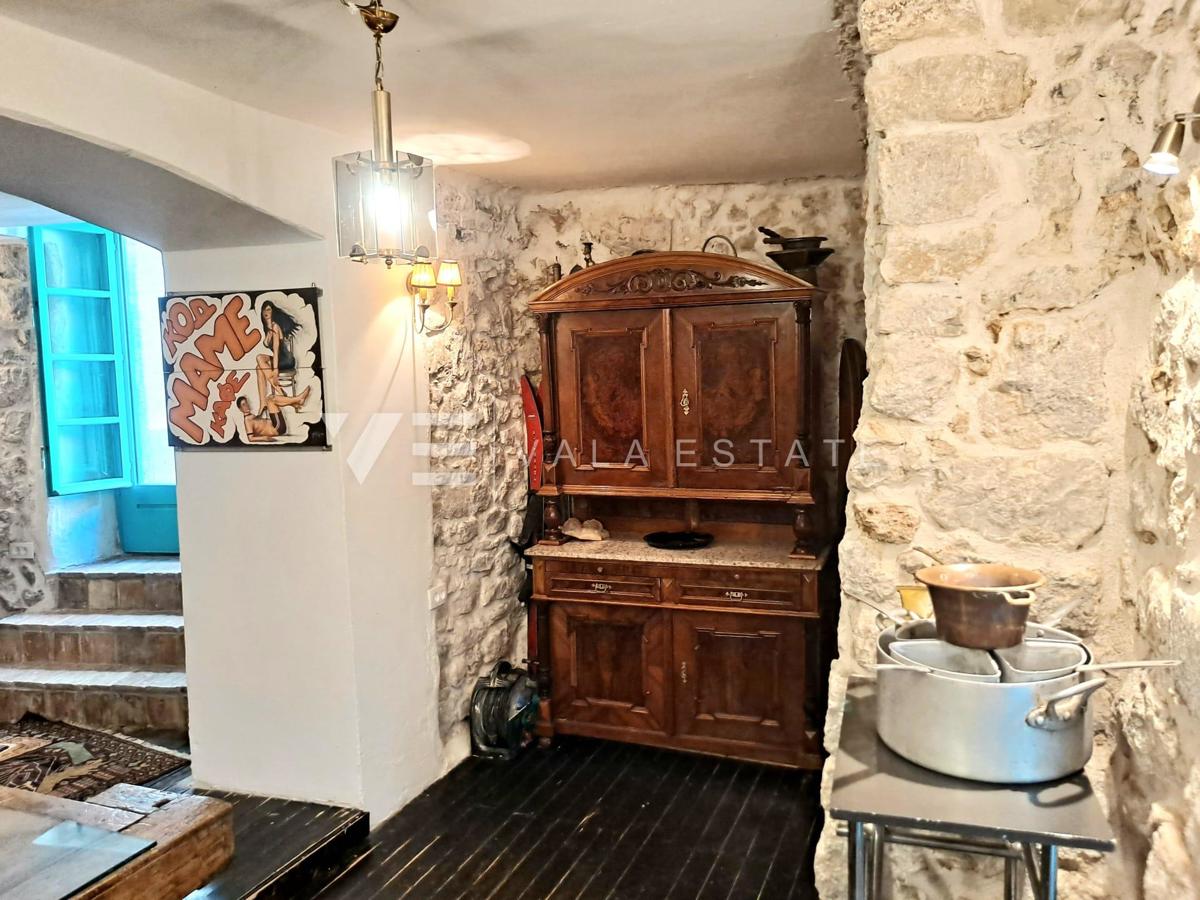 CASA IN PIETRA NEL CENTRO STORICO A SOLI 50 M DAL MARE