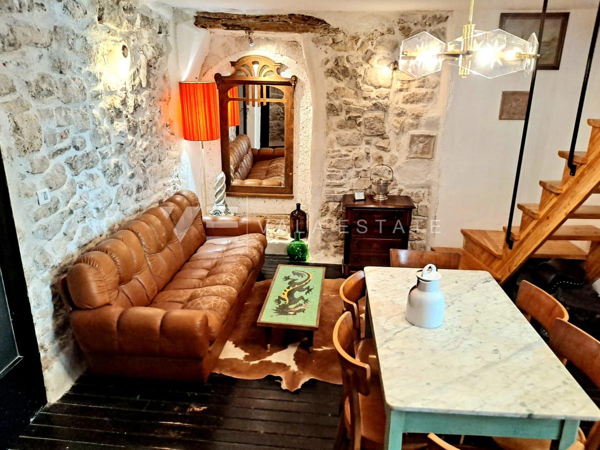 CASA IN PIETRA NEL CENTRO STORICO A SOLI 50 M DAL MARE