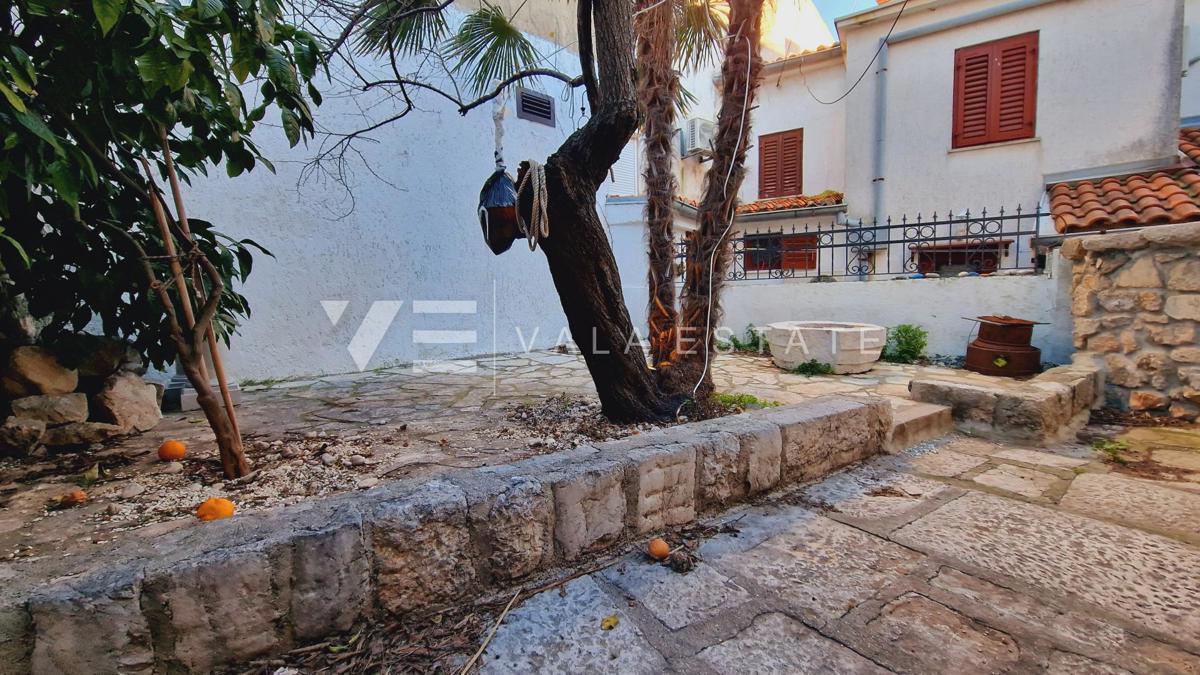 CASA IN PIETRA NEL CENTRO STORICO A SOLI 50 M DAL MARE