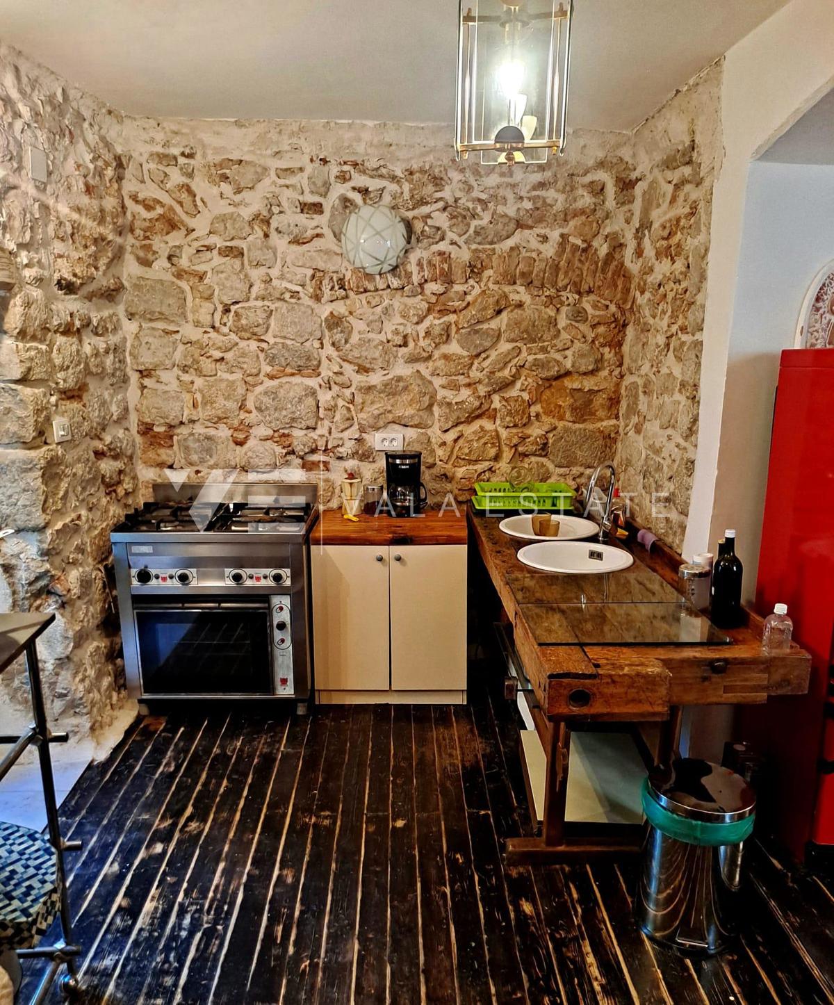 CASA IN PIETRA NEL CENTRO STORICO A SOLI 50 M DAL MARE