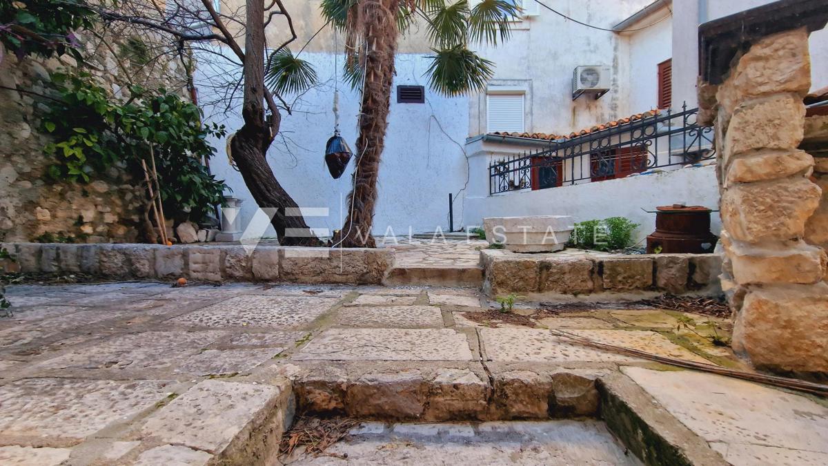 CASA IN PIETRA NEL CENTRO STORICO A SOLI 50 M DAL MARE
