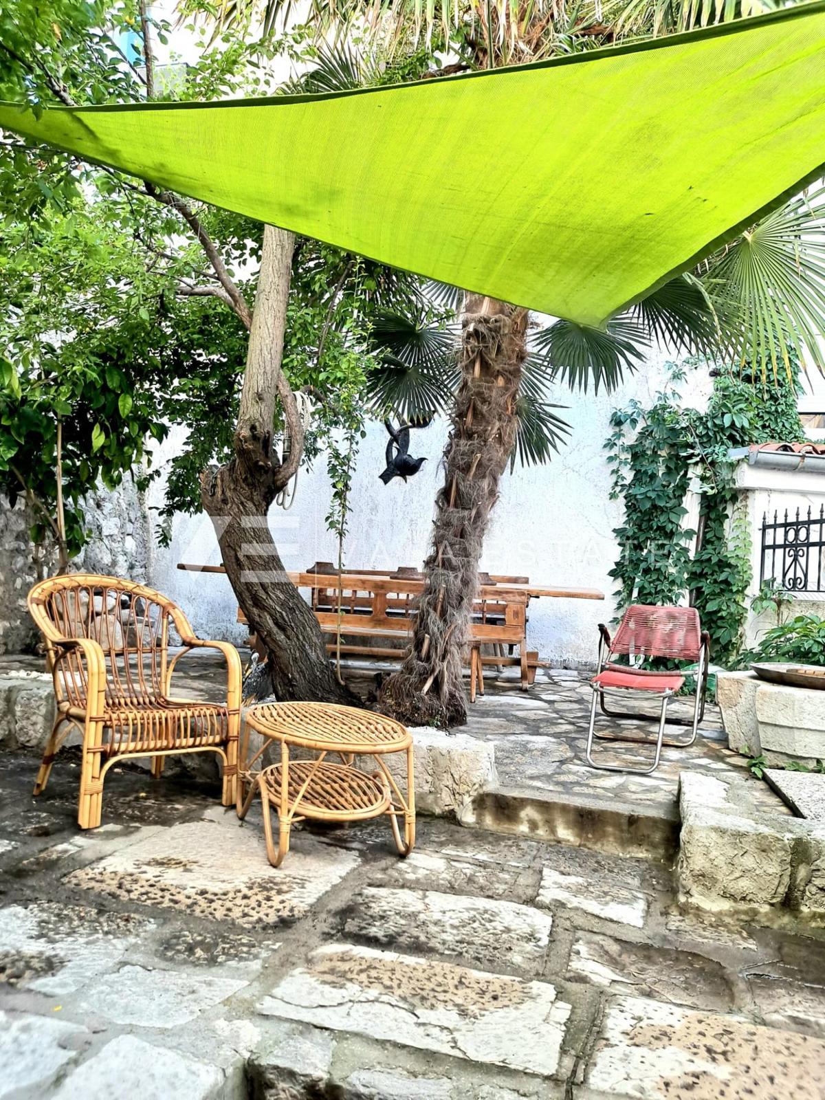 CASA IN PIETRA NEL CENTRO STORICO A SOLI 50 M DAL MARE