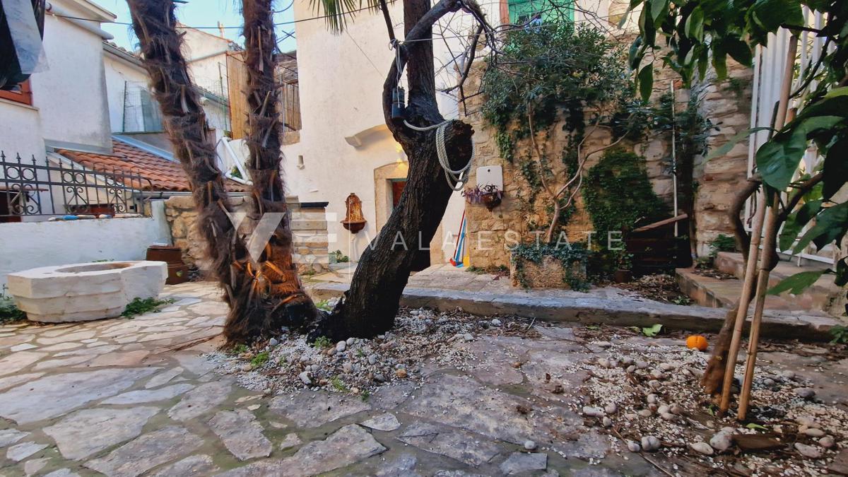 CASA IN PIETRA NEL CENTRO STORICO A SOLI 50 M DAL MARE
