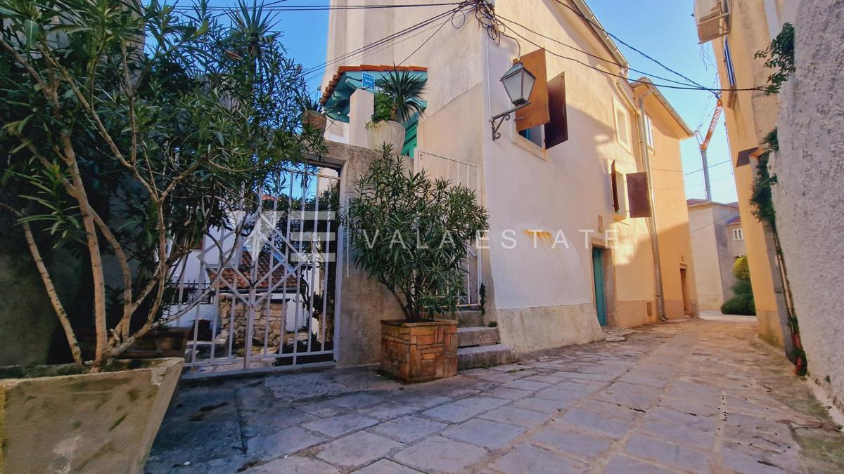 CASA IN PIETRA NEL CENTRO STORICO A SOLI 50 M DAL MARE