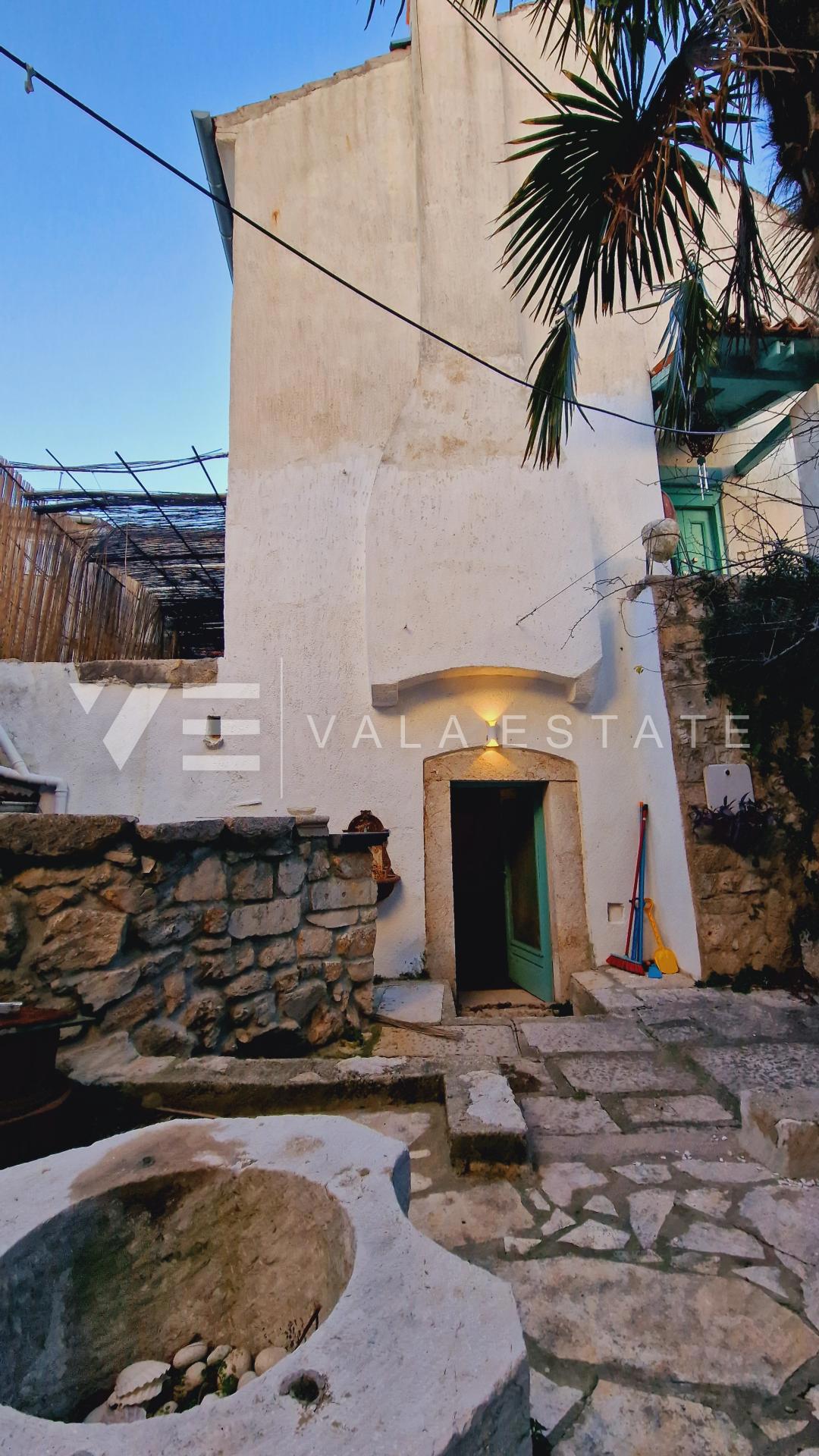 CASA IN PIETRA NEL CENTRO STORICO A SOLI 50 M DAL MARE