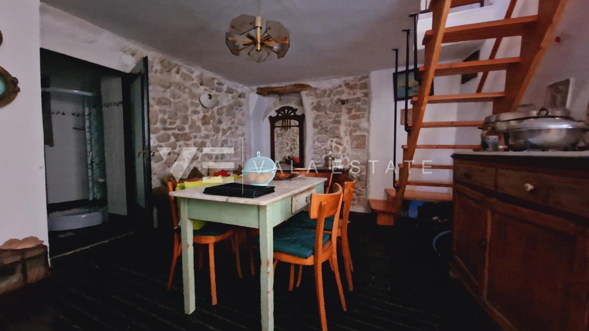 CASA IN PIETRA NEL CENTRO STORICO A SOLI 50 M DAL MARE