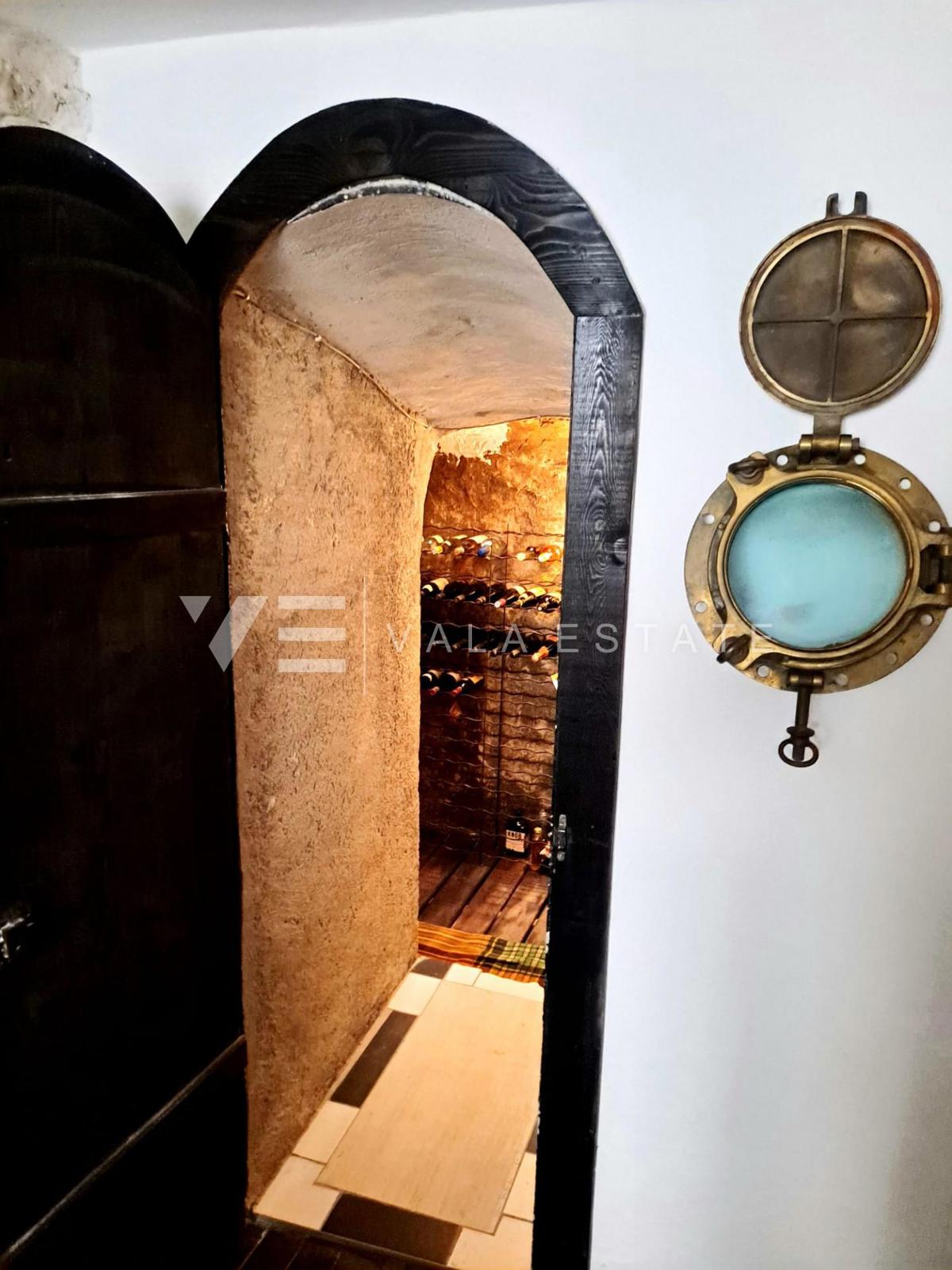 CASA IN PIETRA NEL CENTRO STORICO A SOLI 50 M DAL MARE