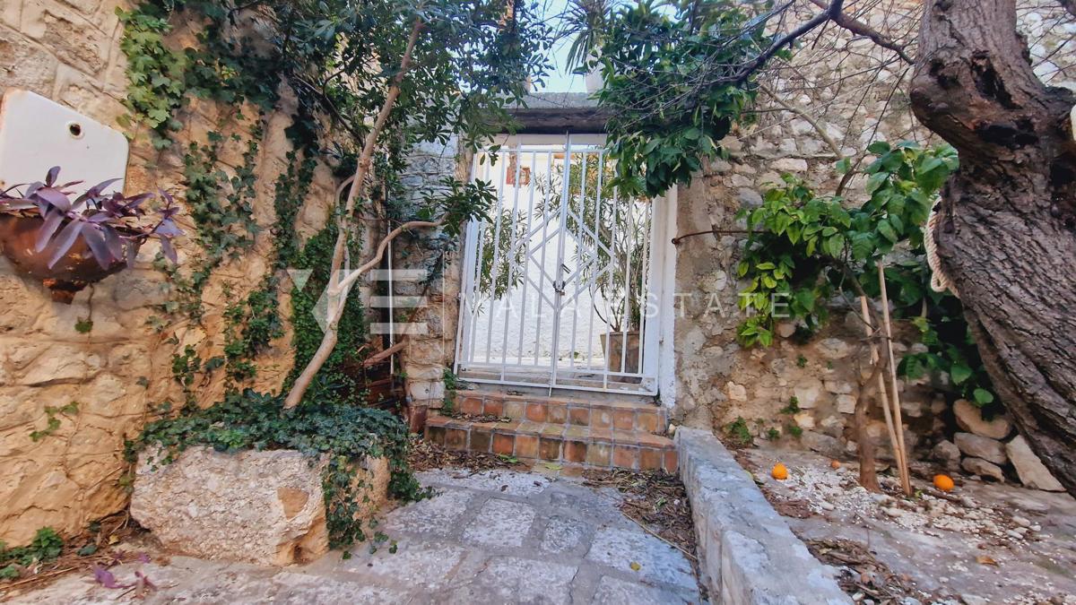 CASA IN PIETRA NEL CENTRO STORICO A SOLI 50 M DAL MARE