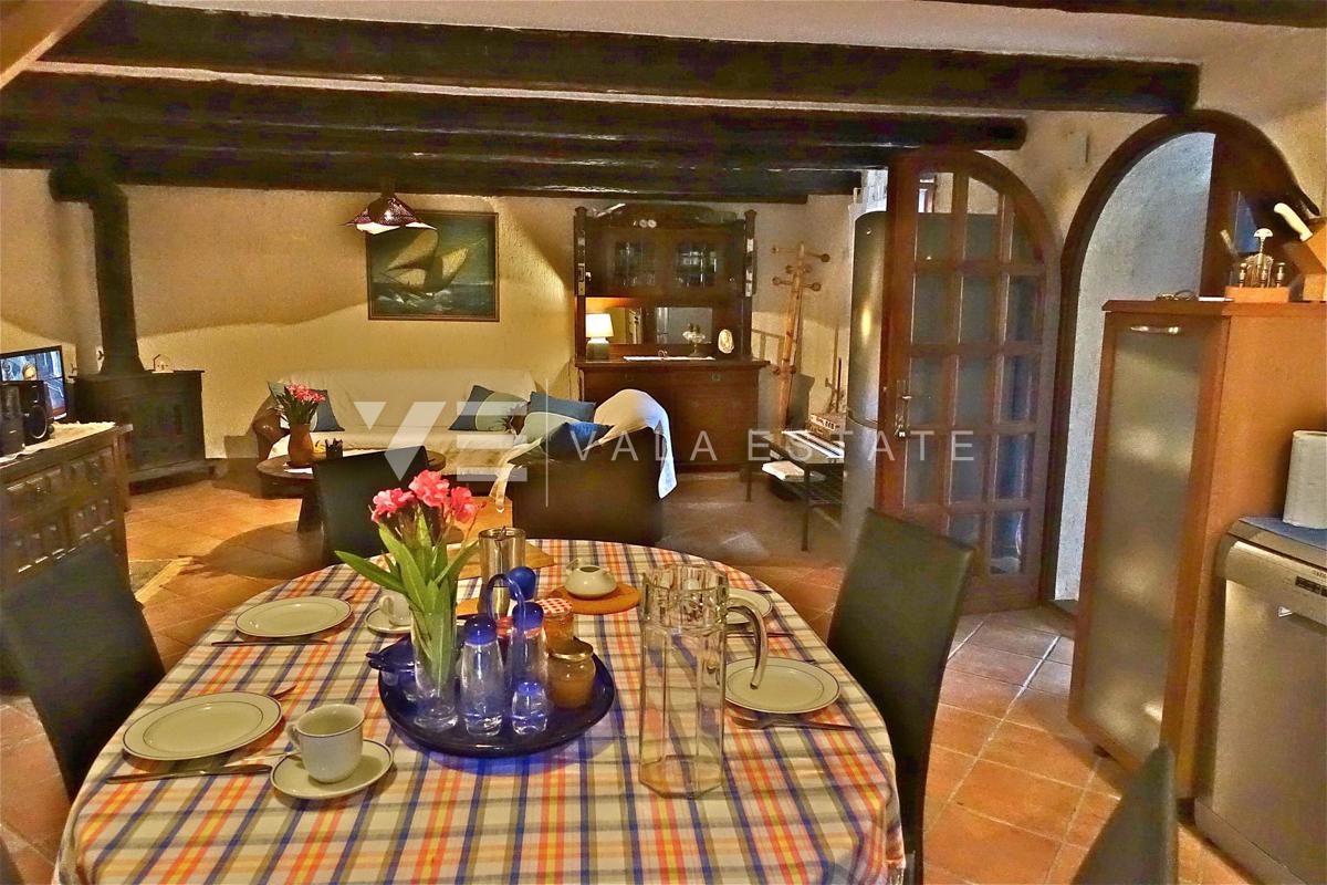 CASA INDIGENA IN PIETRA IN POSIZIONE TRANQUILLA