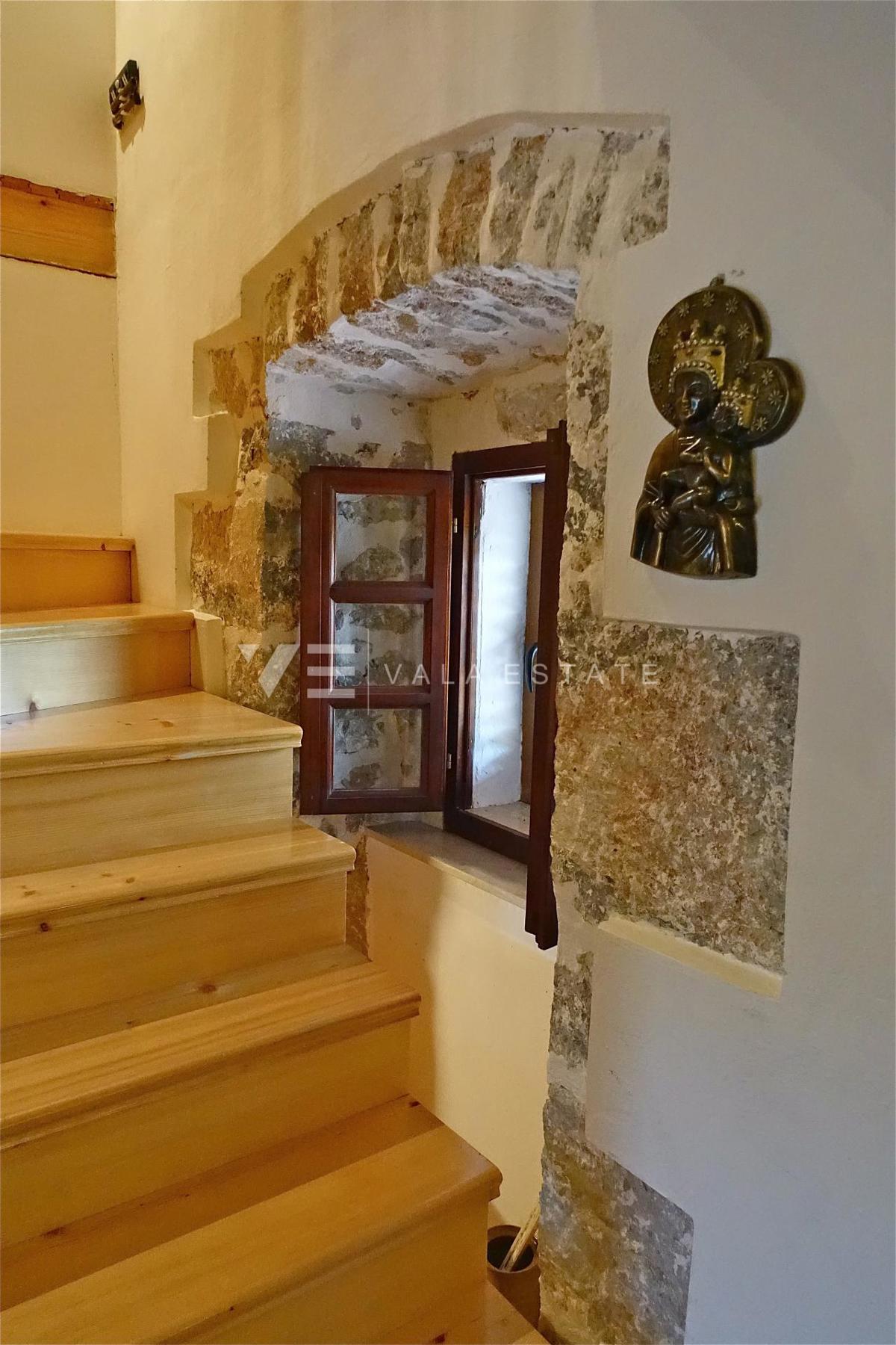CASA INDIGENA IN PIETRA IN POSIZIONE TRANQUILLA