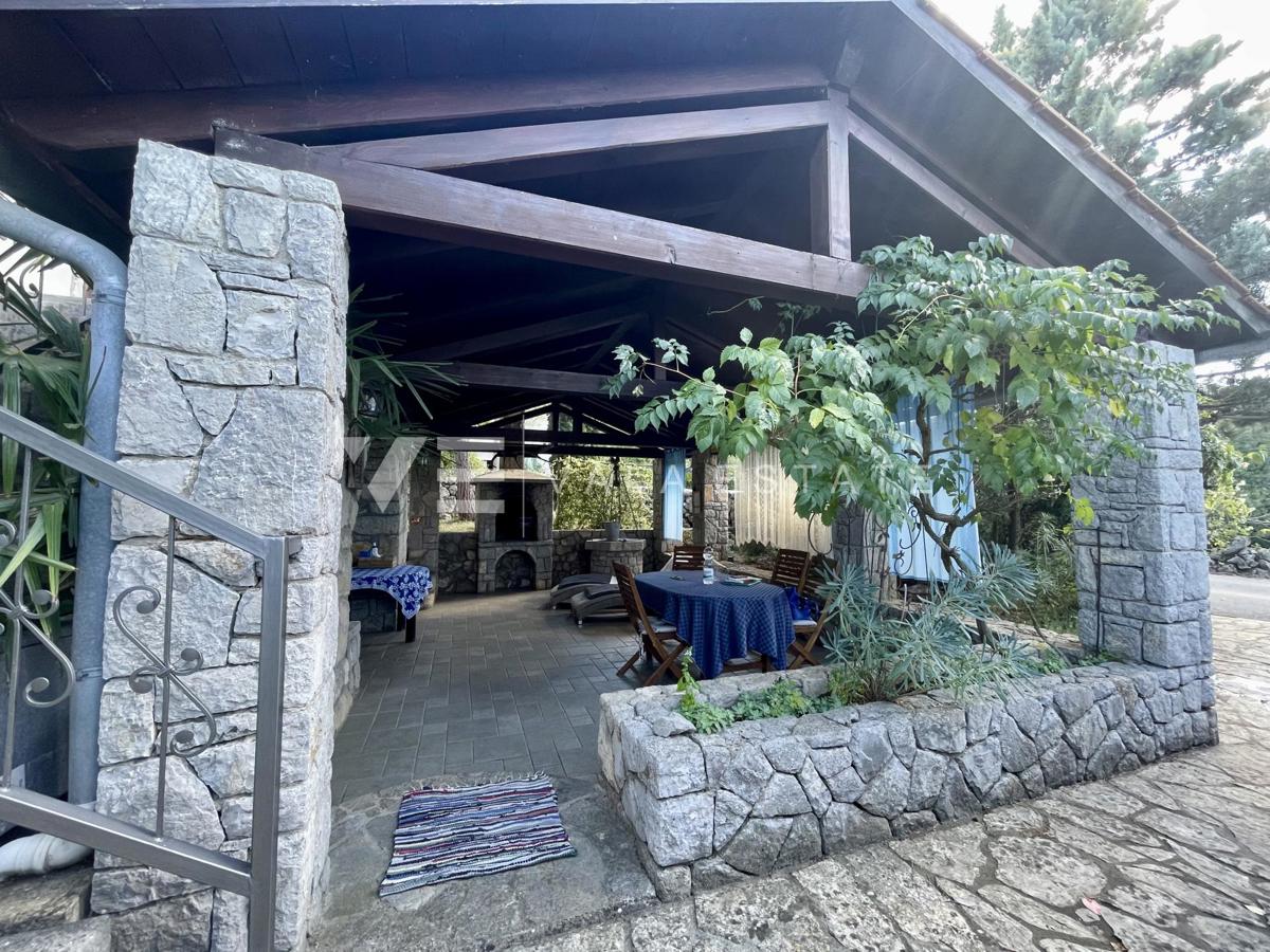 CASA INDIGENA IN PIETRA IN POSIZIONE TRANQUILLA