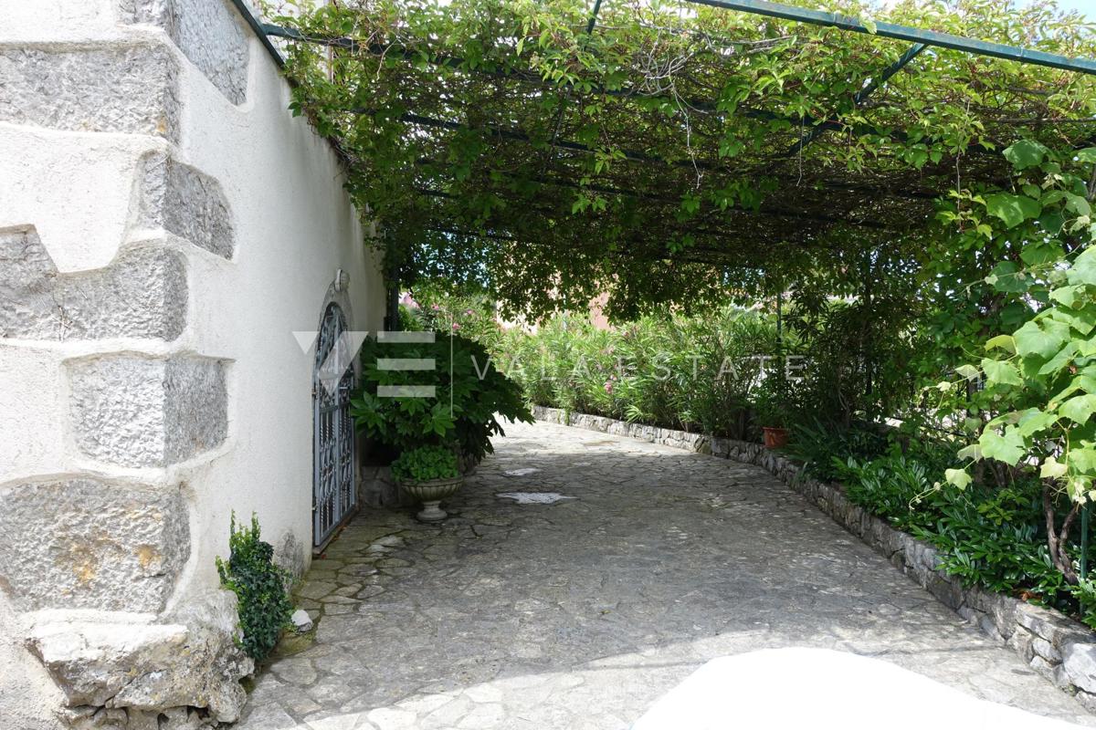 CASA INDIGENA IN PIETRA IN POSIZIONE TRANQUILLA