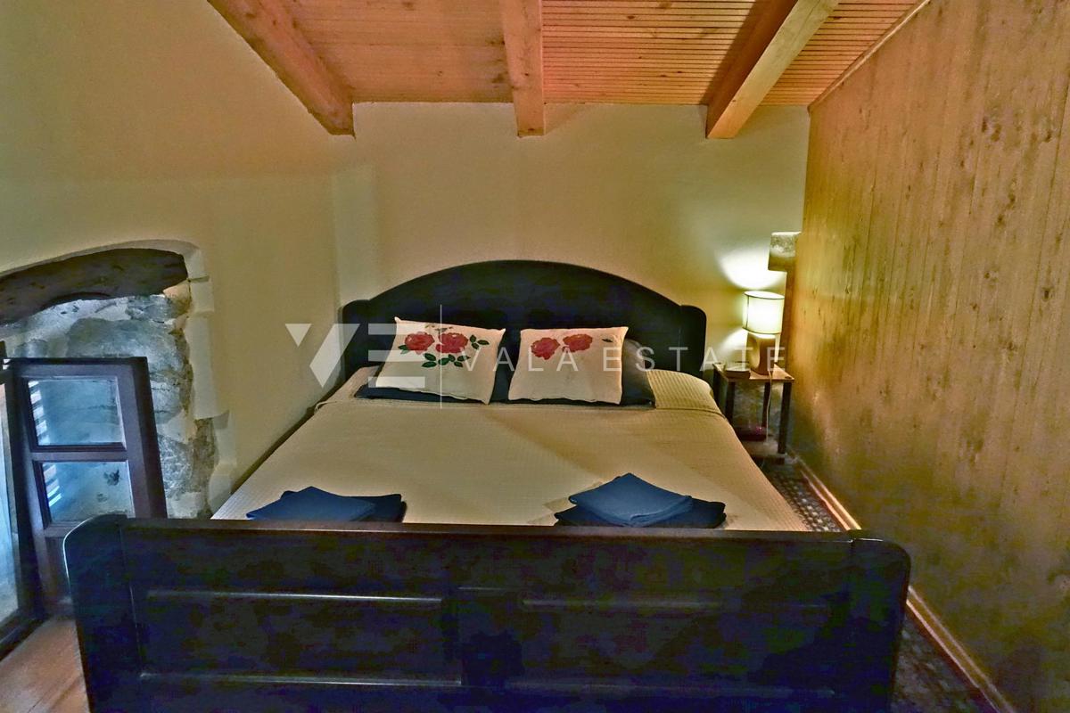CASA INDIGENA IN PIETRA IN POSIZIONE TRANQUILLA