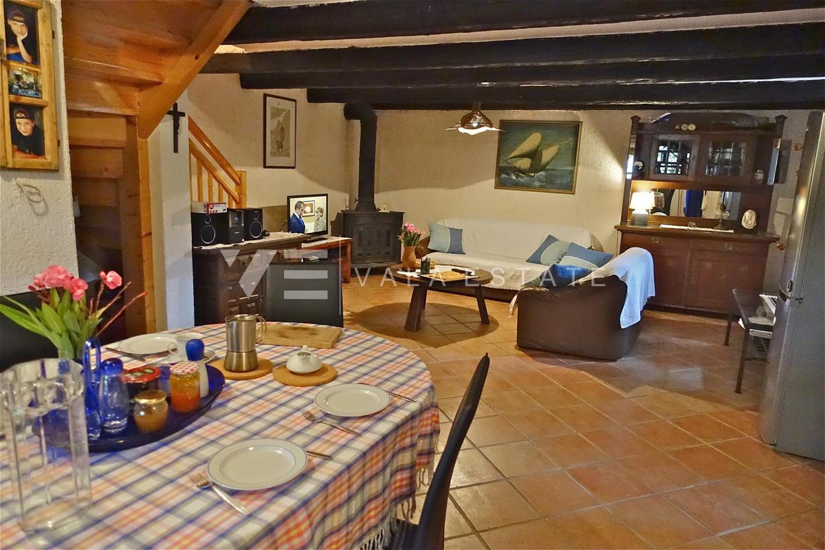 CASA INDIGENA IN PIETRA IN POSIZIONE TRANQUILLA