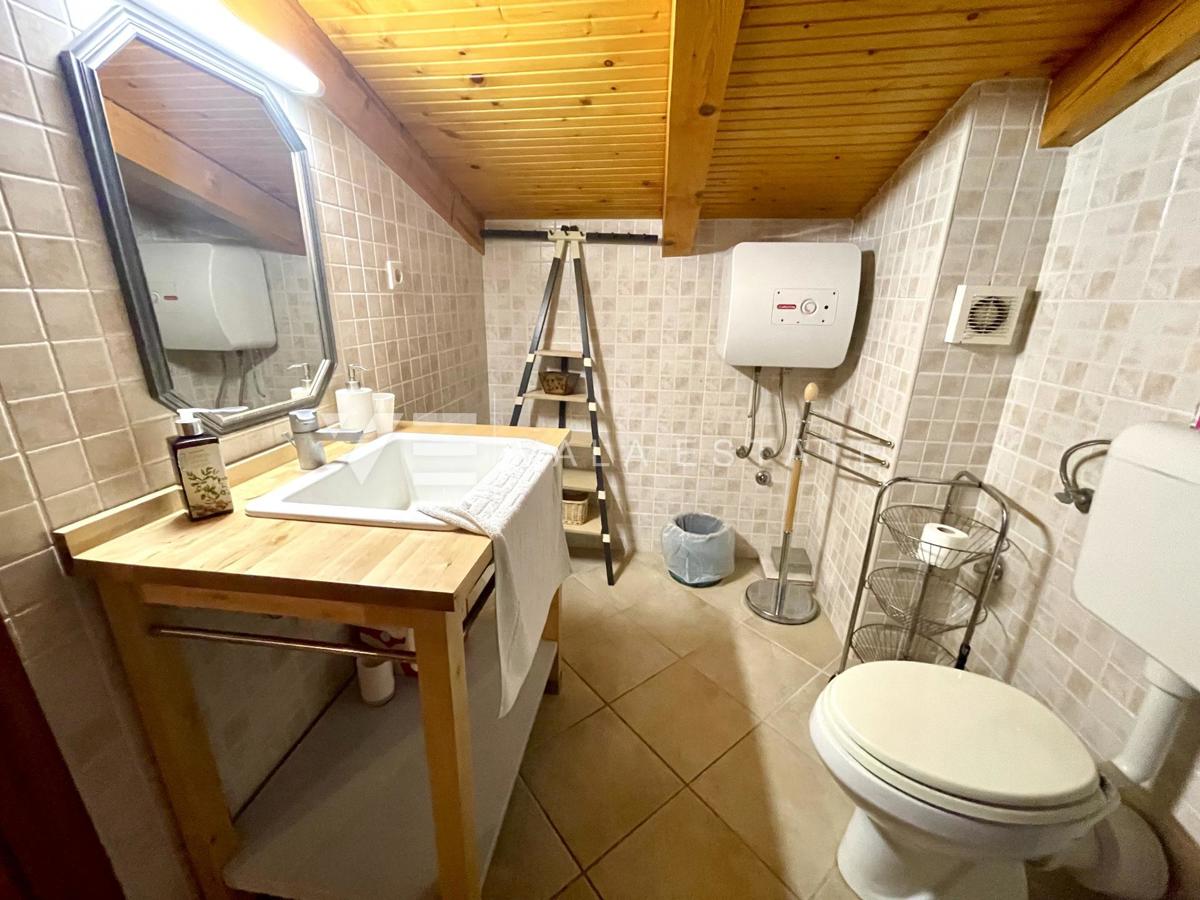 CASA INDIGENA IN PIETRA IN POSIZIONE TRANQUILLA