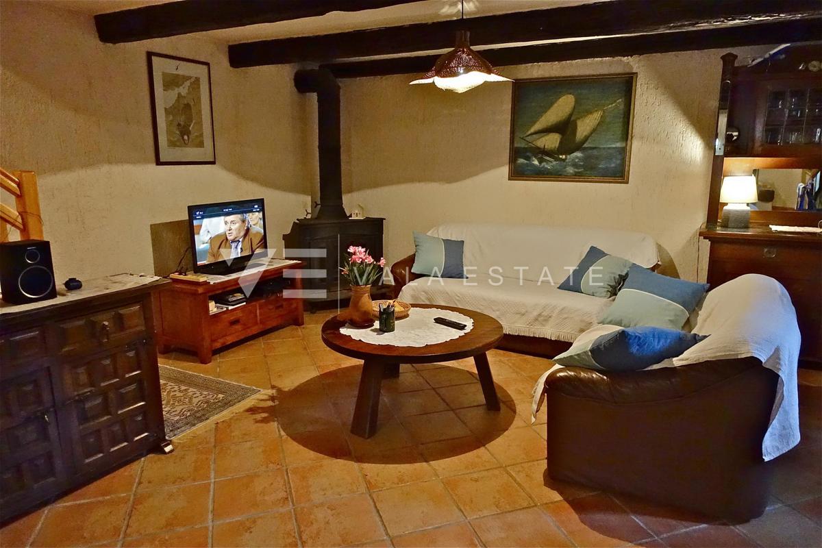 CASA INDIGENA IN PIETRA IN POSIZIONE TRANQUILLA