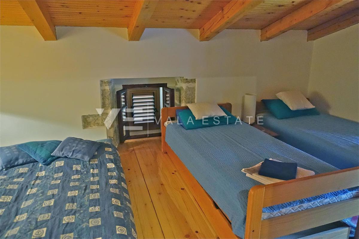 CASA INDIGENA IN PIETRA IN POSIZIONE TRANQUILLA