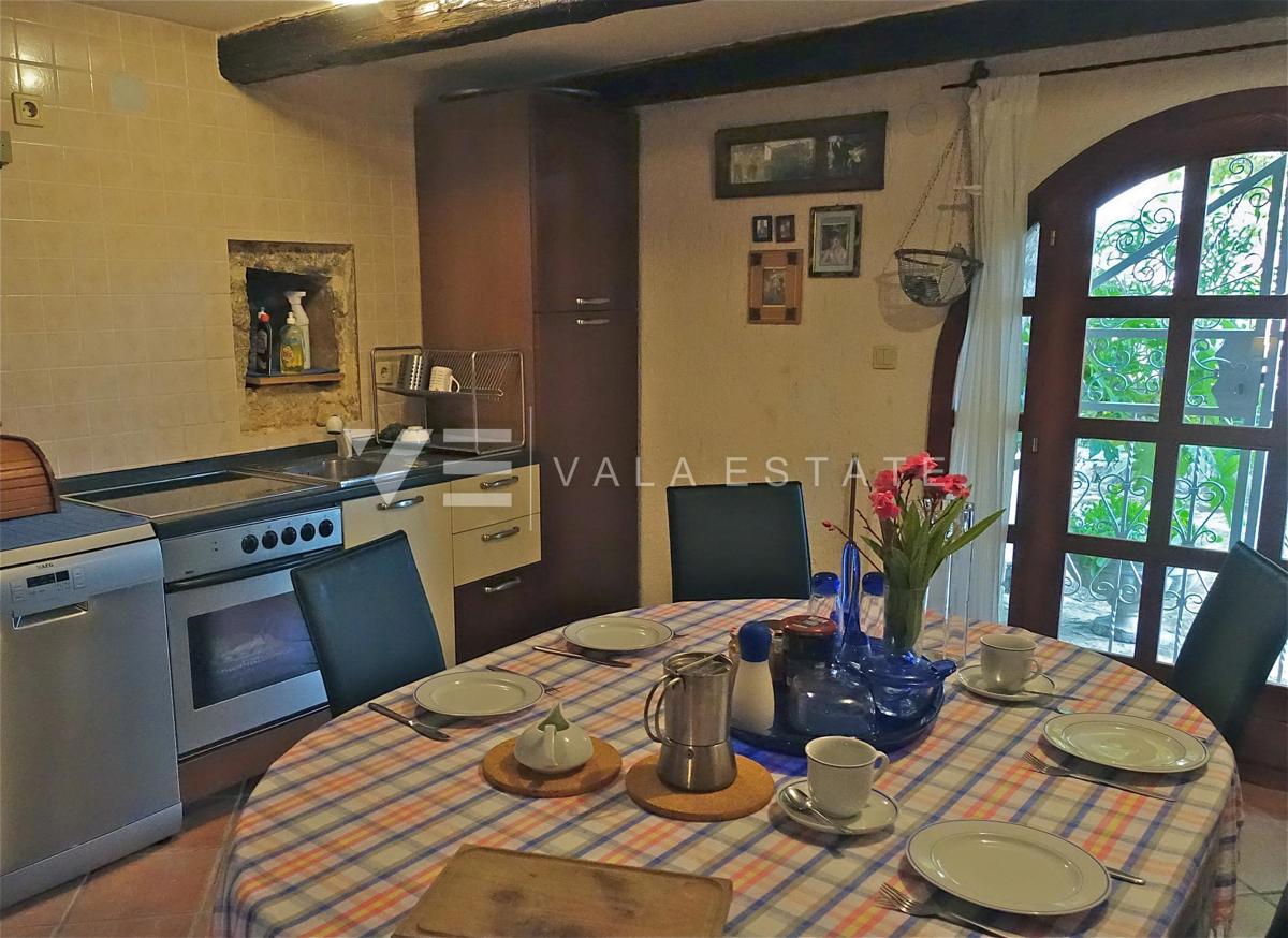 CASA INDIGENA IN PIETRA IN POSIZIONE TRANQUILLA
