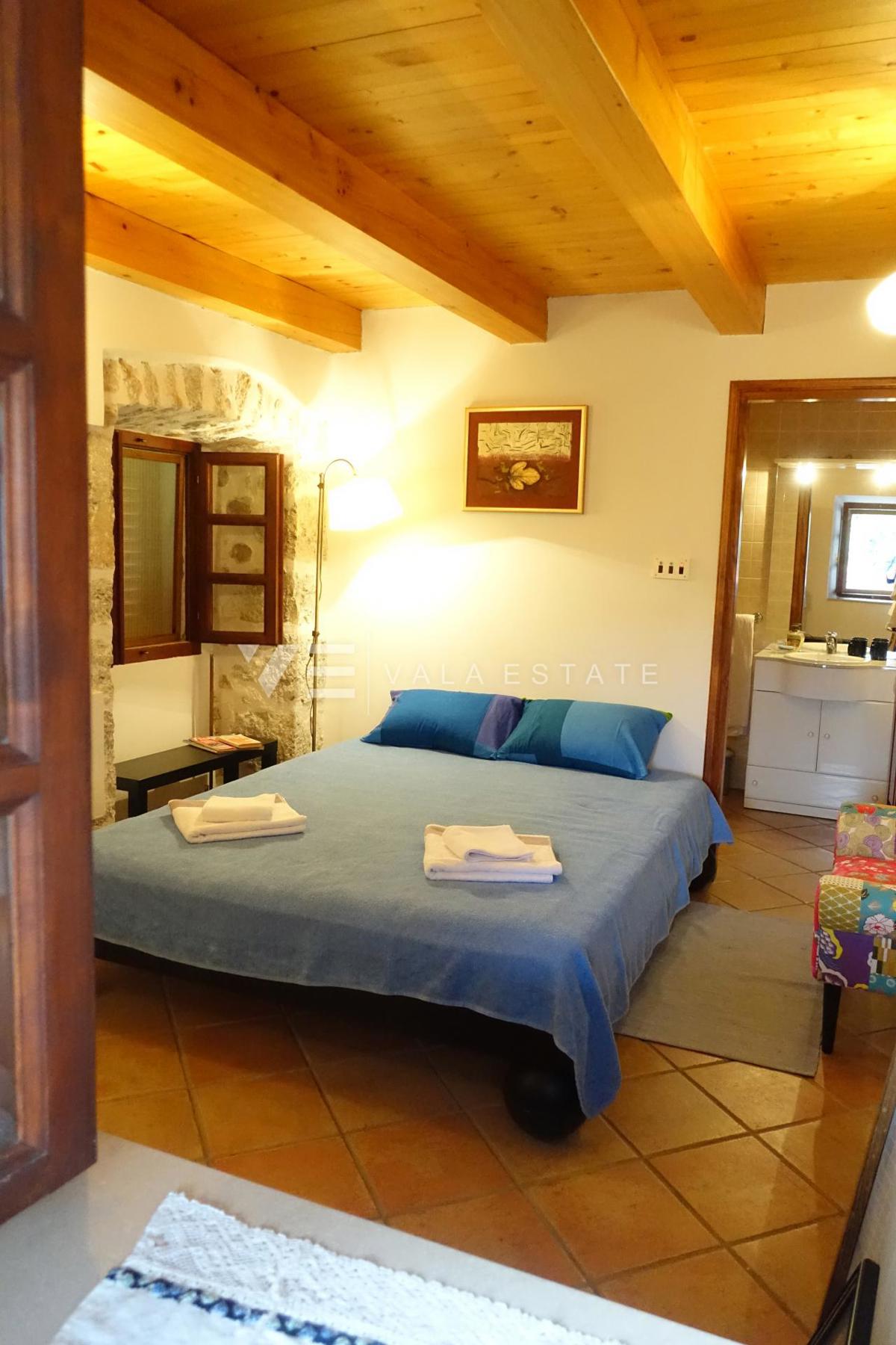 CASA INDIGENA IN PIETRA IN POSIZIONE TRANQUILLA