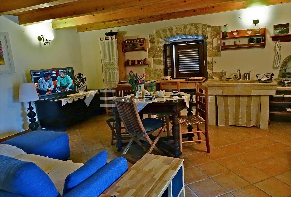 CASA INDIGENA IN PIETRA IN POSIZIONE TRANQUILLA