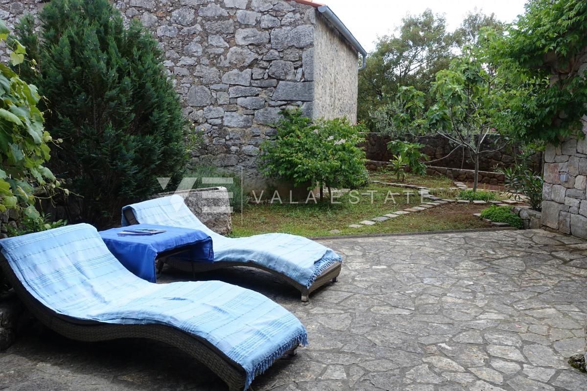CASA INDIGENA IN PIETRA IN POSIZIONE TRANQUILLA