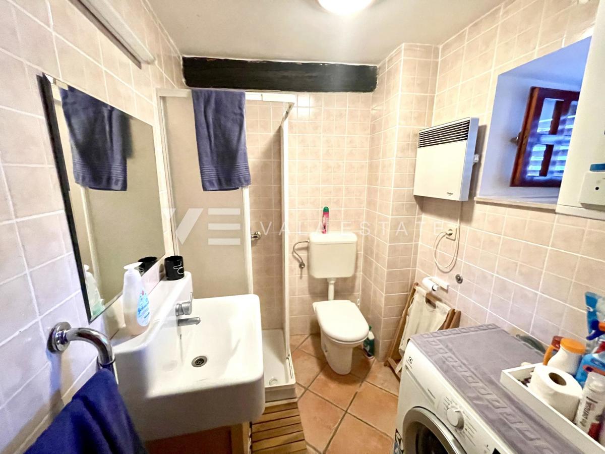 CASA INDIGENA IN PIETRA IN POSIZIONE TRANQUILLA